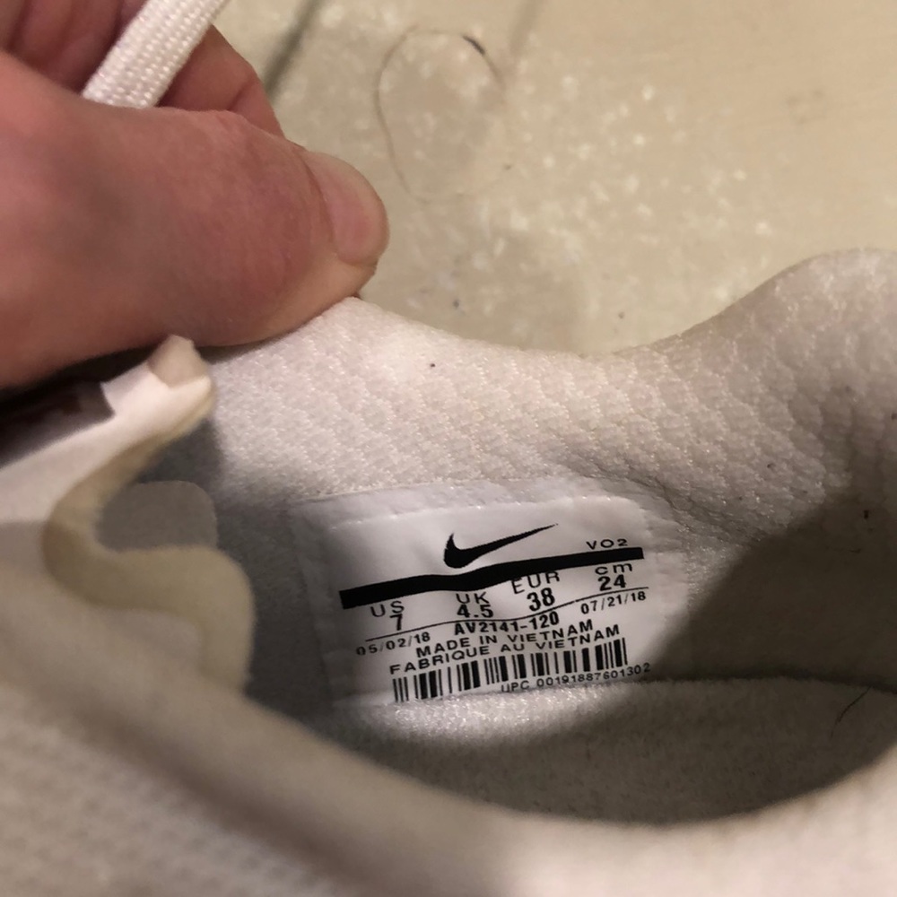White and gold Nike Metcon sneaker 🤍💛👟💛🤍 - Picture 5 of 8